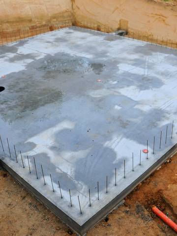 betonowa płyta fundamentowa pod dom na placu budowy