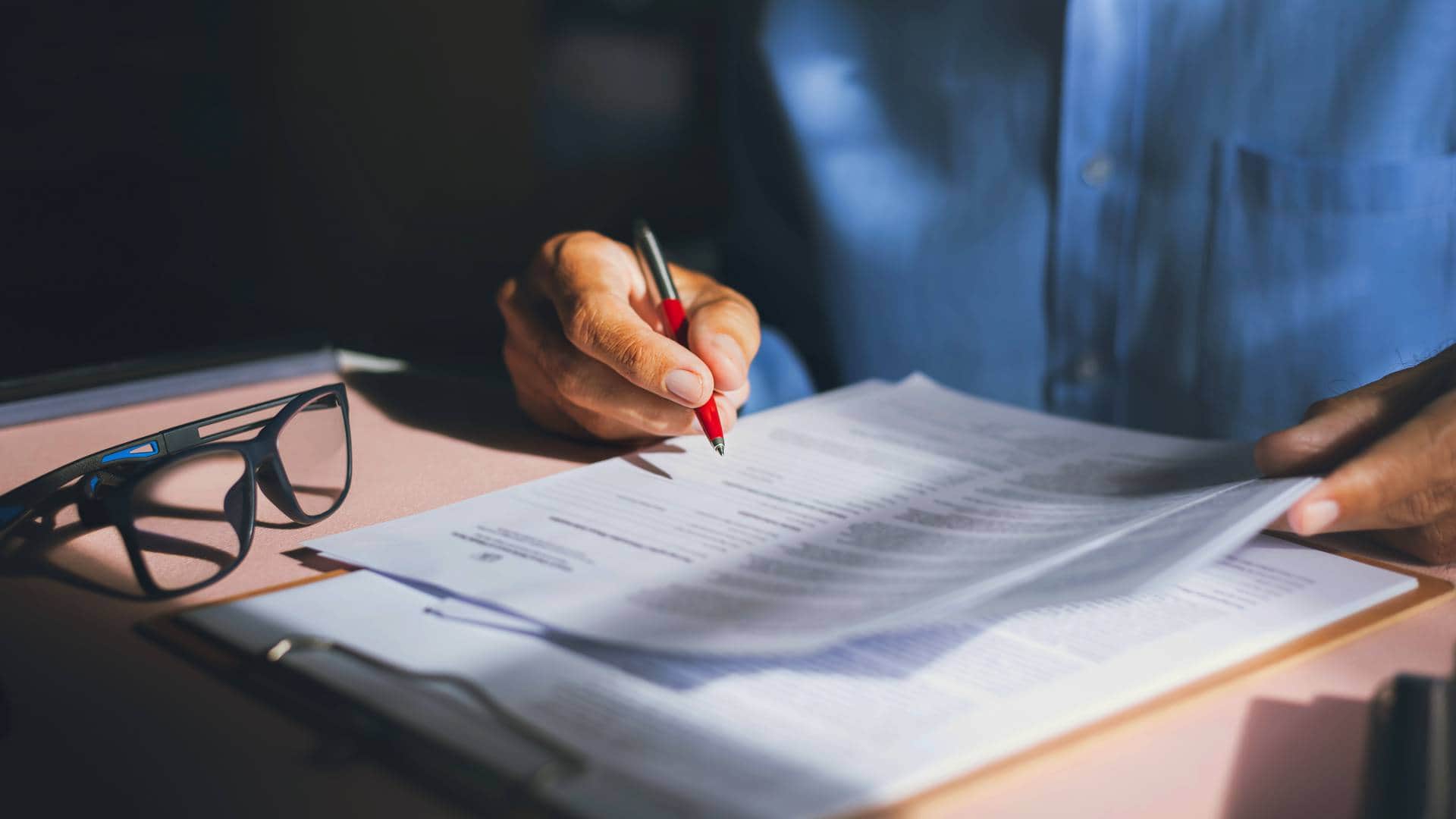 Biznesmen analizuje umowę dotyczącą leasingu instalacji fotowoltaicznej