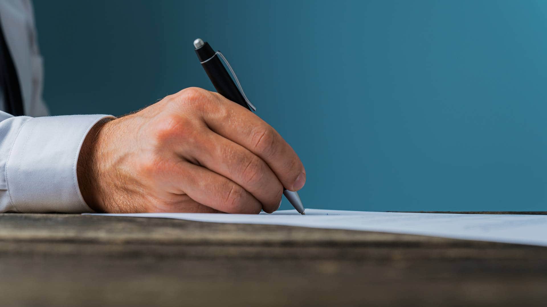 Biznesmen podpisujący dokumenty dotyczące magazynu energii dla firm