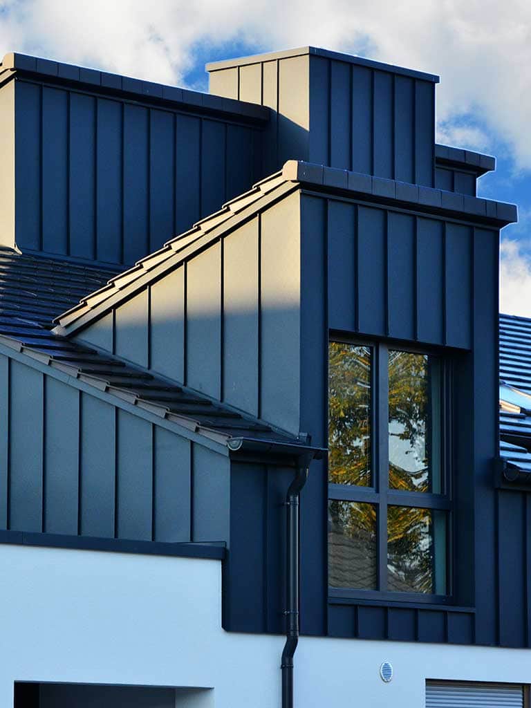 Blacha elewacyjna – rodzaje, montaż. Ile kosztuje elewacja z blachy?