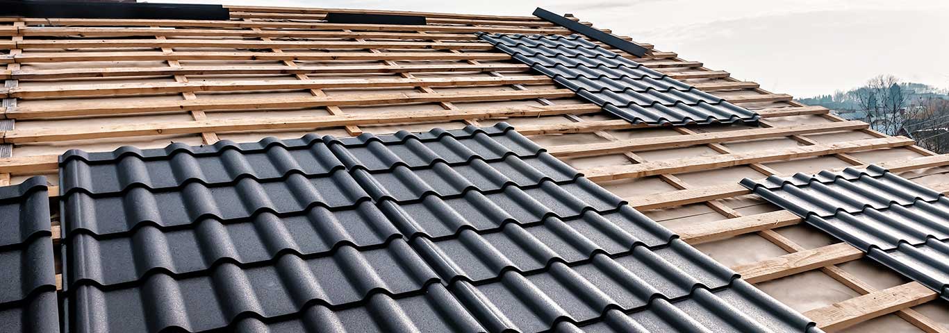 czarna blachodachówka umieszczona na konstrukcji dachu