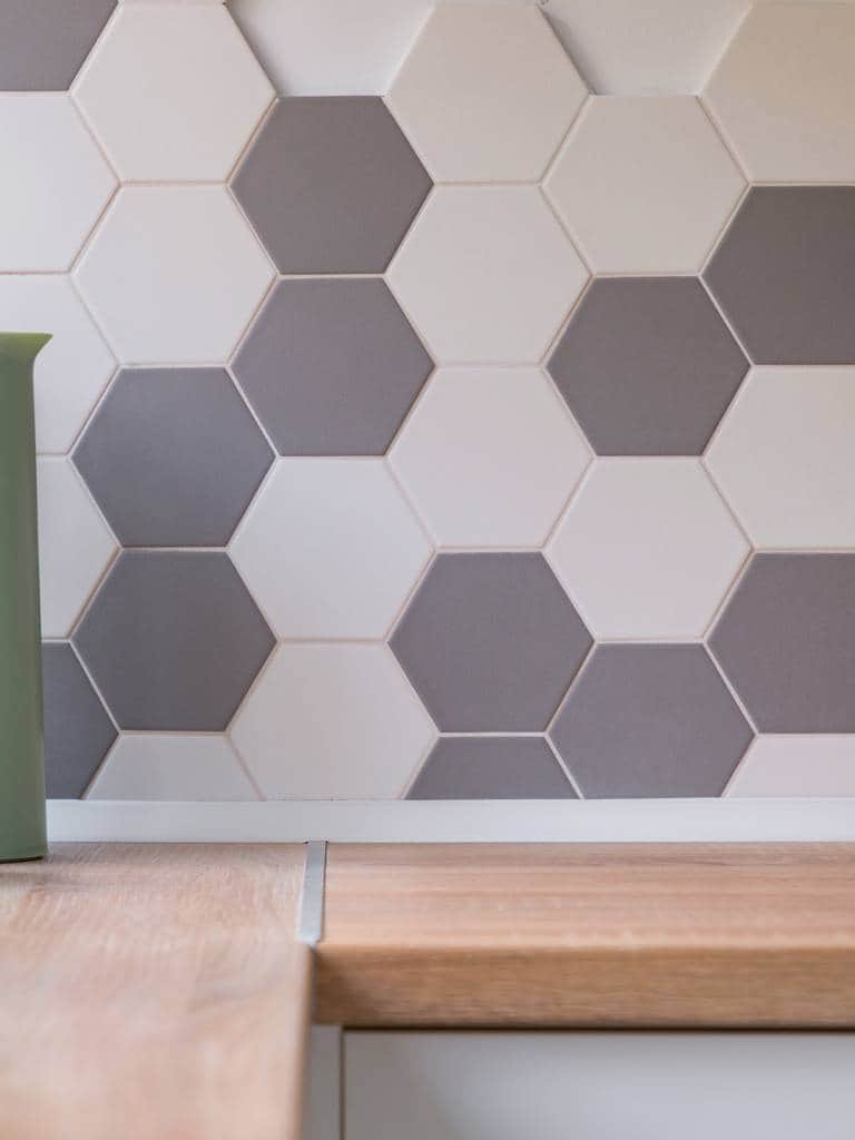 Płytki heksagonalne – pomysły na aranżację heksagonów