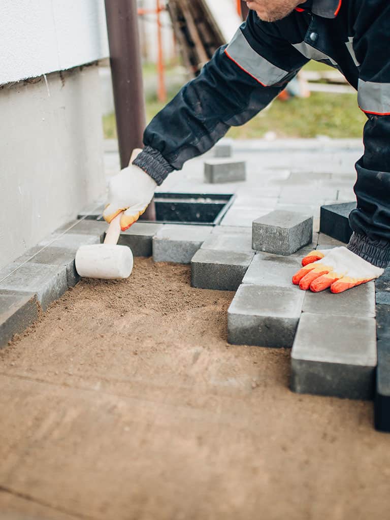 Opaska z kostki brukowej wokół domu – jak zrobić? Ceny 2025 + instrukcja