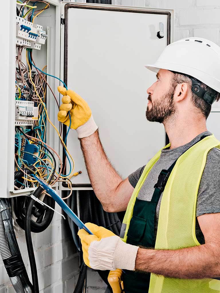 Cennik usług elektrycznych 2026 – ile kosztuje punkt, godzina pracy i biały montaż?