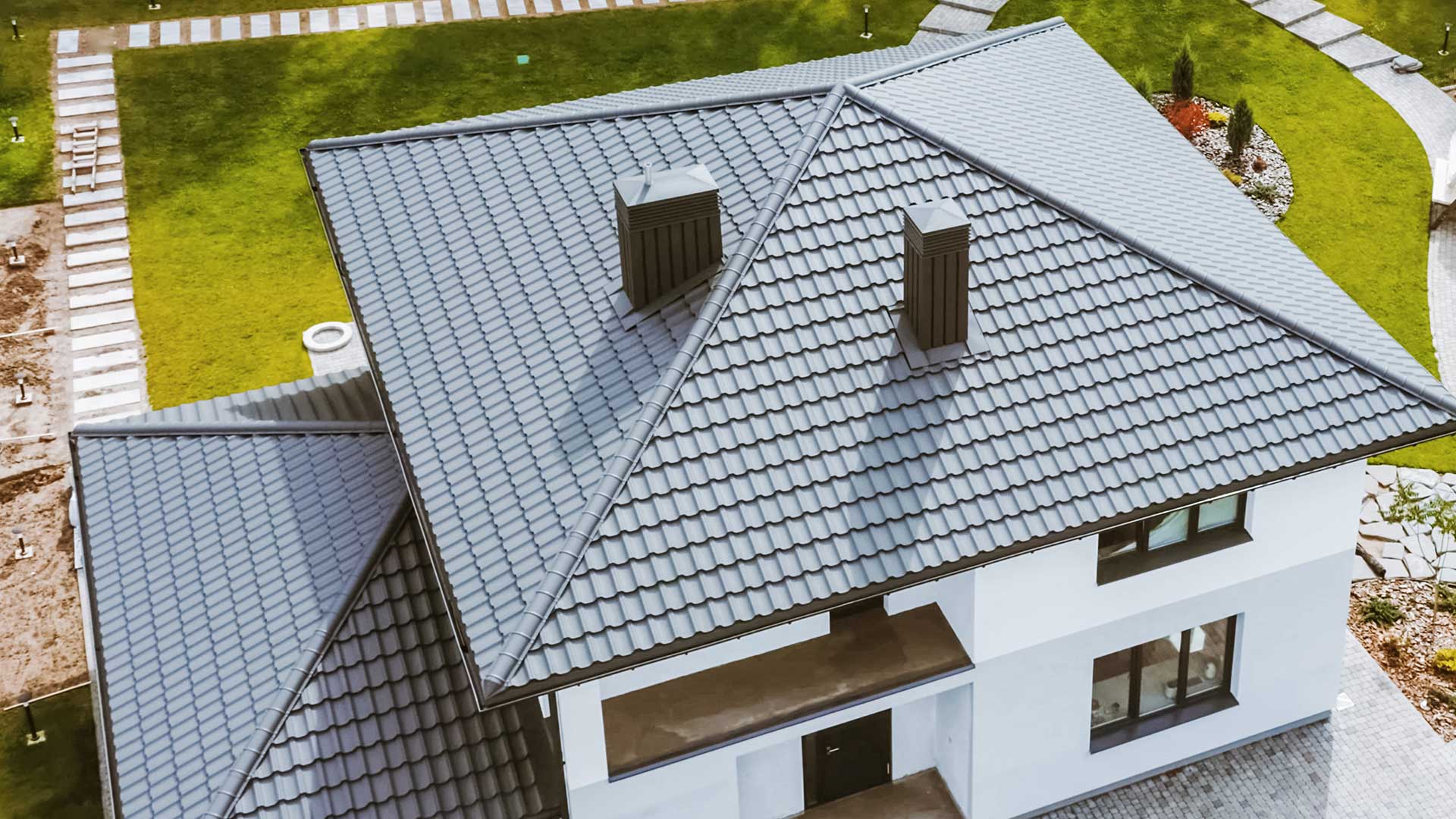 niewielki dom jednopiętrowy z cegły z dachem dwuspadowym -  w 2023