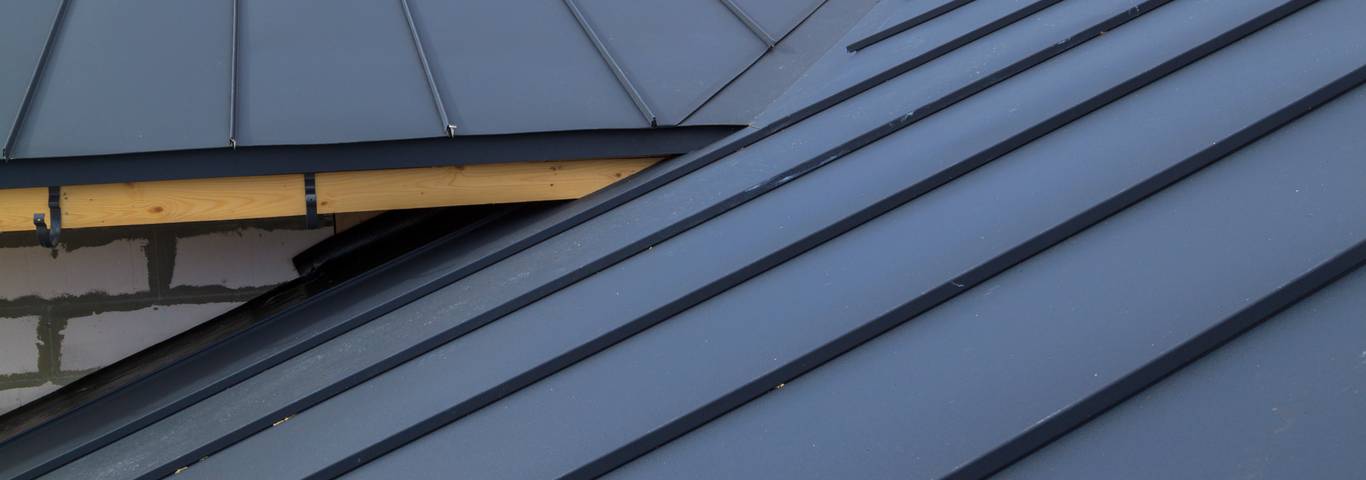 zbliżenie na dach wykonany z blachy na rąbek