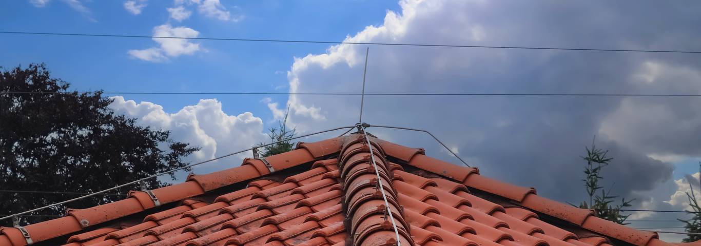 piorunochron na dachu domu jednorodzinnego