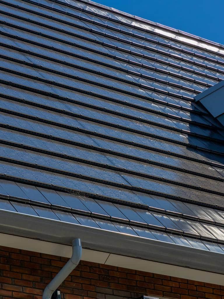 Dachówka fotowoltaiczna – cena za m2, opinie. Czy warto?