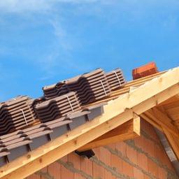 Pokrycia dachowe – porady, ranking 2023, najlepsi dostawcy pokryć dachowych 