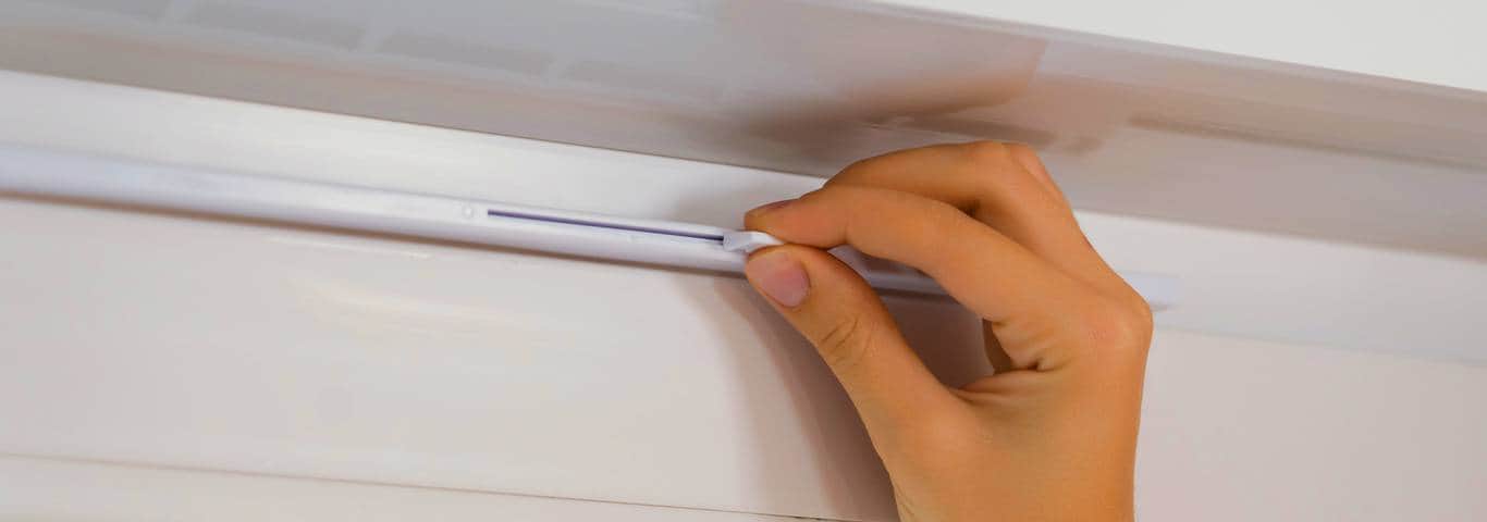 damska ręka przesuwa dźwignię wywietrznika okiennego