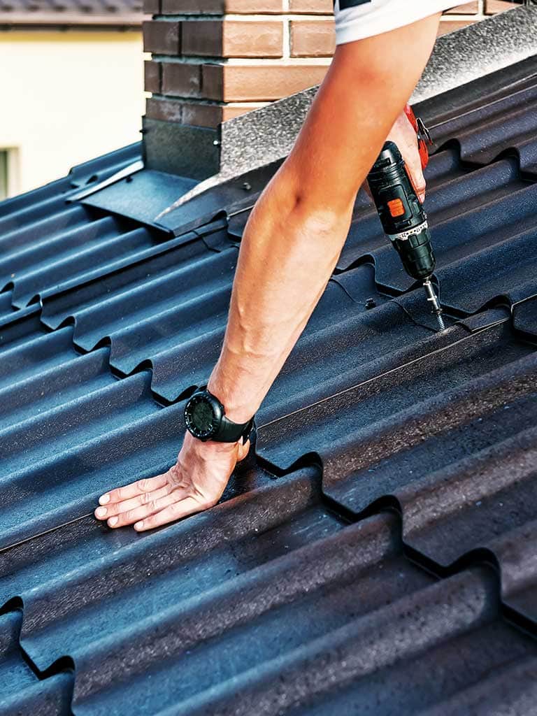 Montaż blachodachówki – instrukcja, układanie i krycie dachu