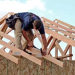 Konstrukcja dachu – najważniejsze elementy. Jak przebiega budowa?