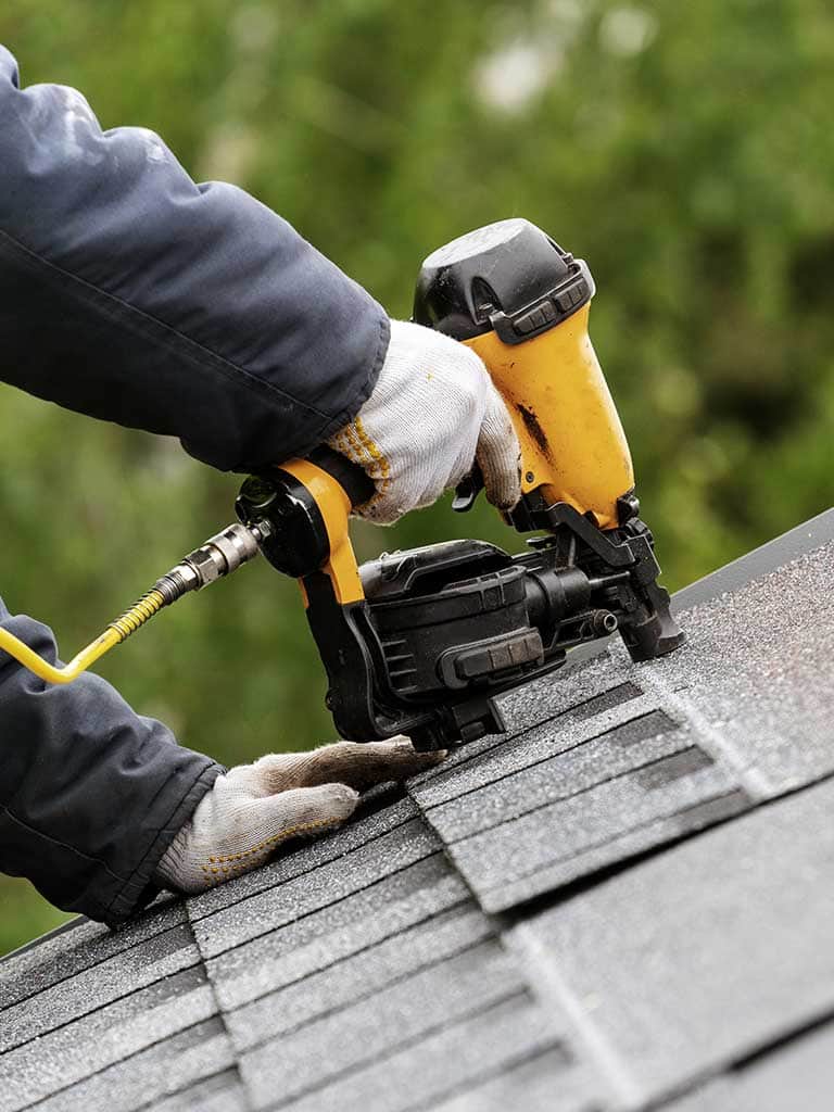 Układanie gontu bitumicznego – ceny, montaż krok po kroku