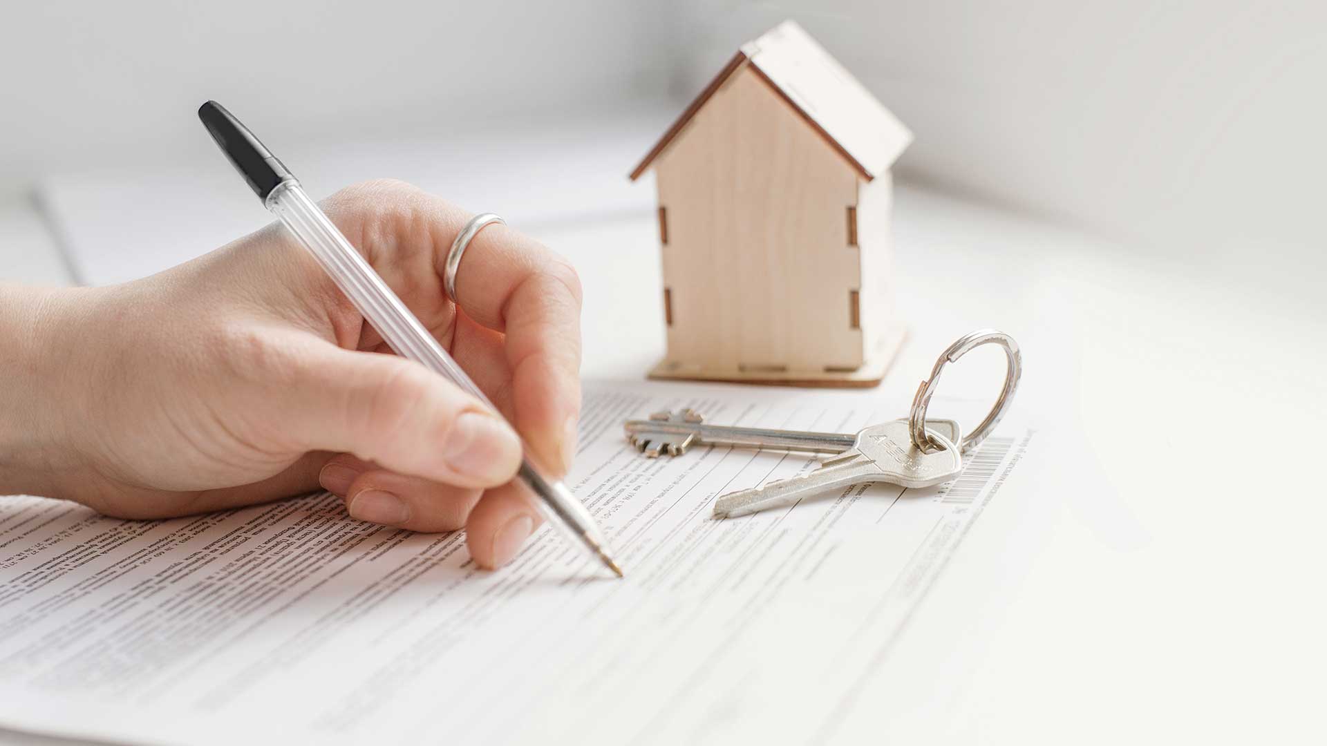 zbliżenie na dłoń podpisującą wniosek o wykreślenie hipoteki