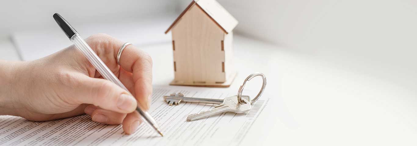 mężczyzna podpisuje ubezpieczenie na życie do kredytu hipotecznego