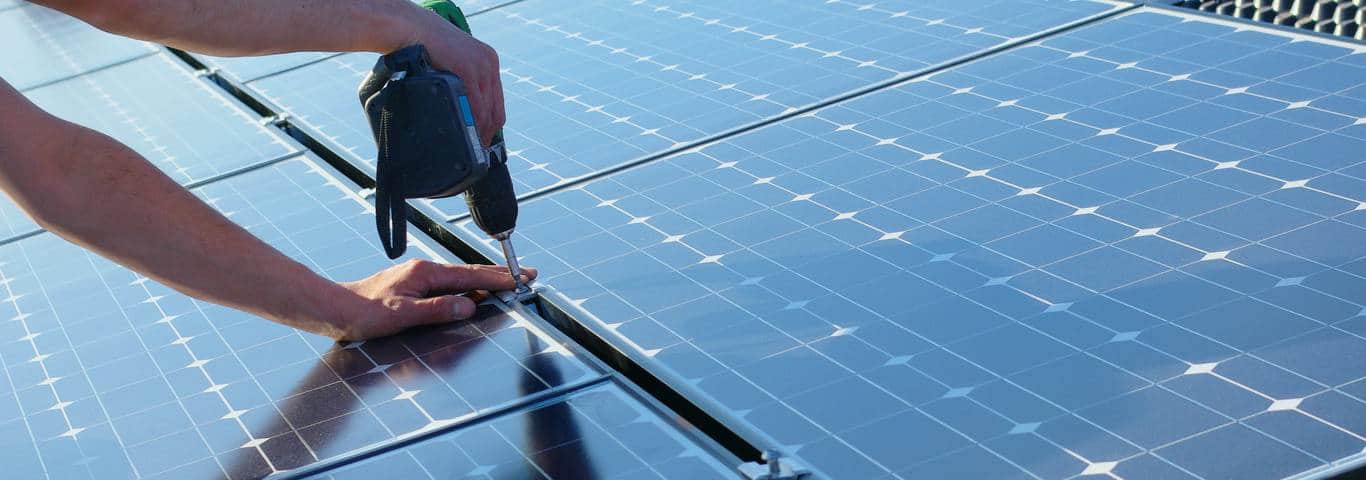 dokręcanie wiertarką śruby do panelu fotowoltaicznego