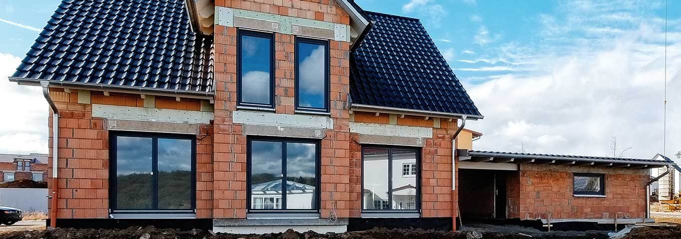 dom murowany w stanie surowym zamkniętym na działce budowlanej