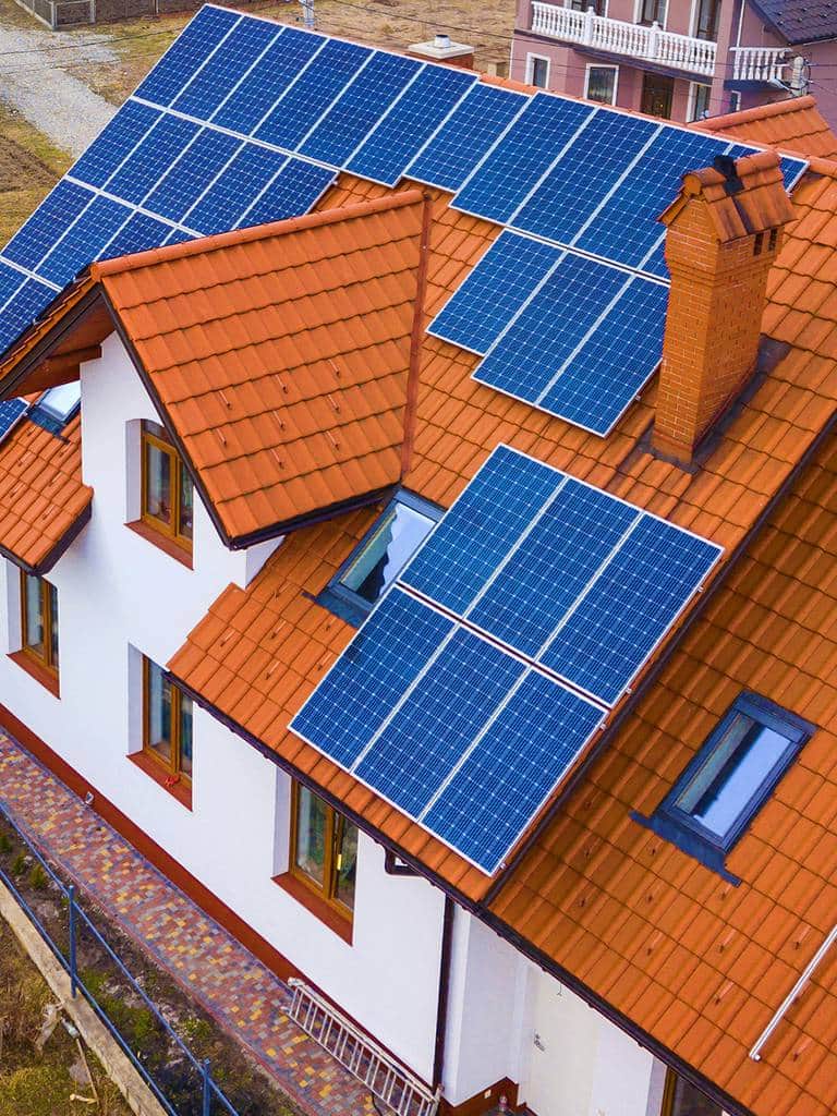 Instalacja paneli fotowoltaicznych kosztuje średnio od 32 do 39 tys. zł. Jak zmniejszyć tę kwotę? Raport