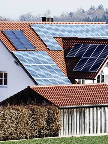 Dom jednorodzinny z panelami fotowoltaicznymi na dachu w kontekście decyzji środowiskowej dla magazynów energii