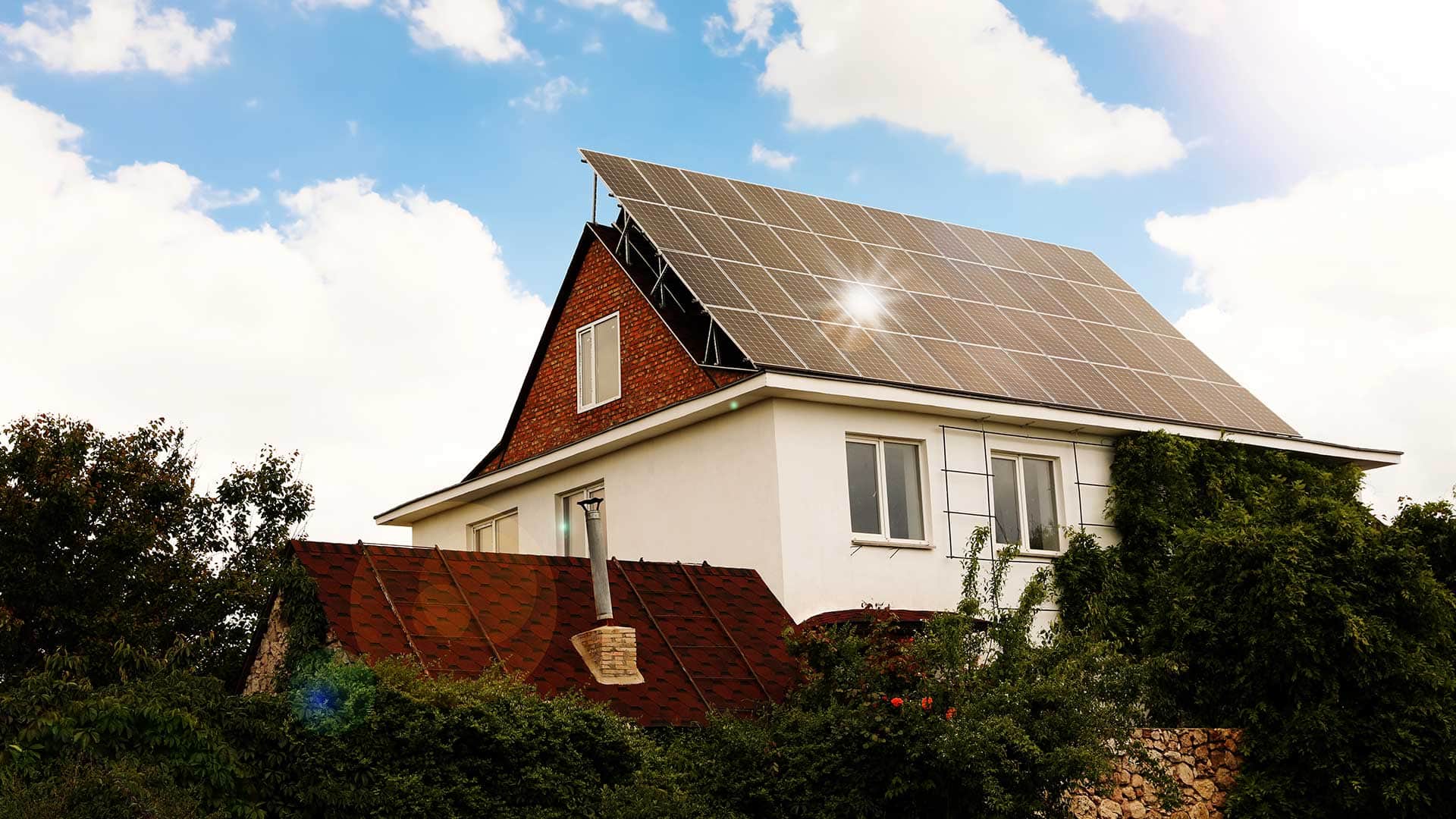 Dom jednorodzinny z panelami fotowoltaicznymi zainstalowanymi na połaci dachu
