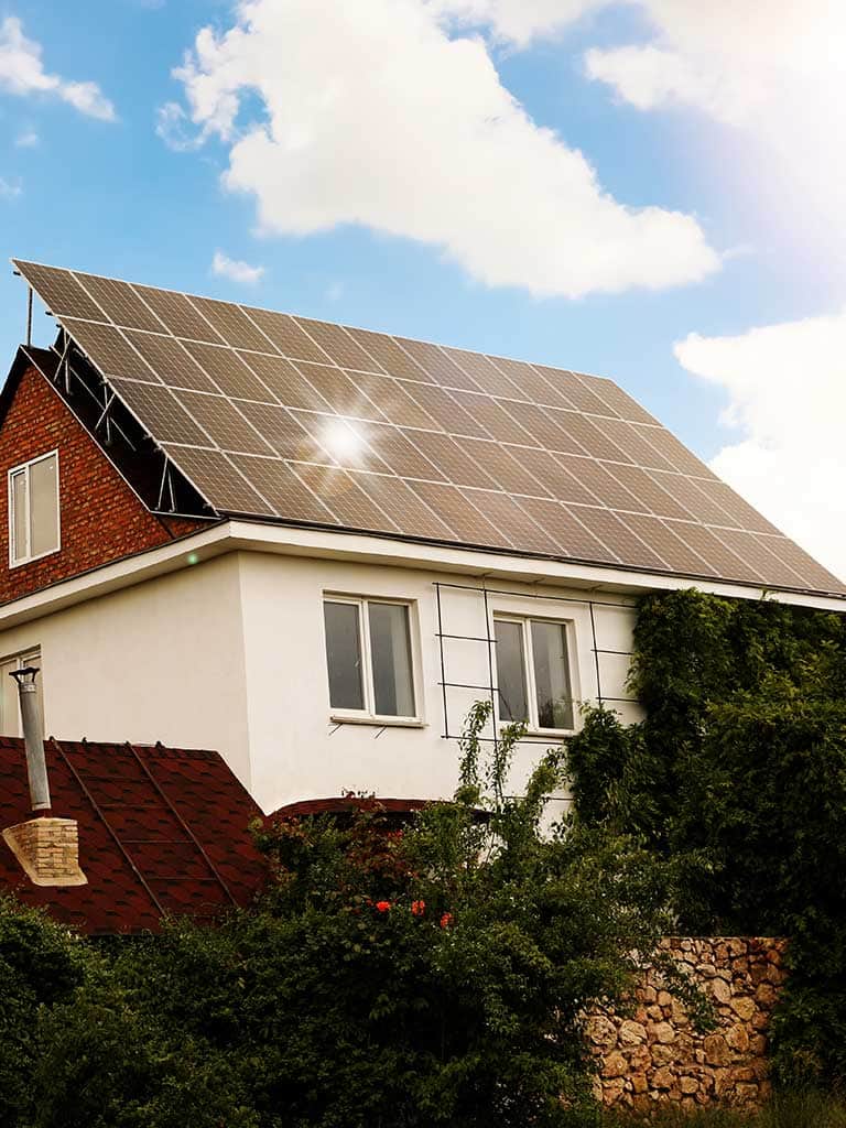 Fotowoltaika na starym dachu: kiedy warto wymienić pokrycie?