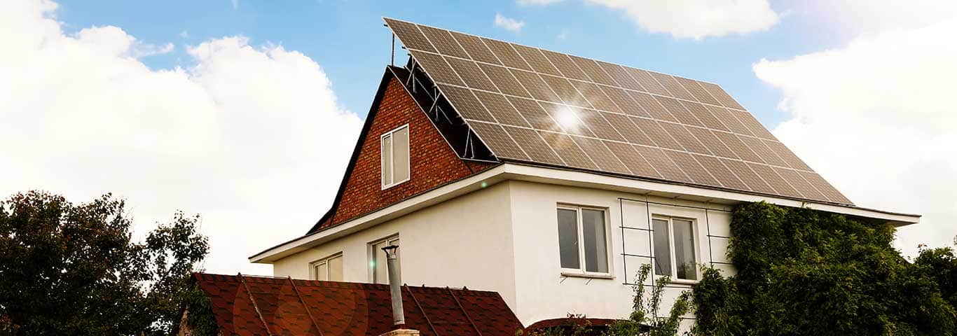 Dom jednorodzinny z panelami fotowoltaicznymi zainstalowanymi na połaci dachu
