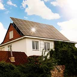 Fotowoltaika na starym dachu: kiedy warto wymienić pokrycie?