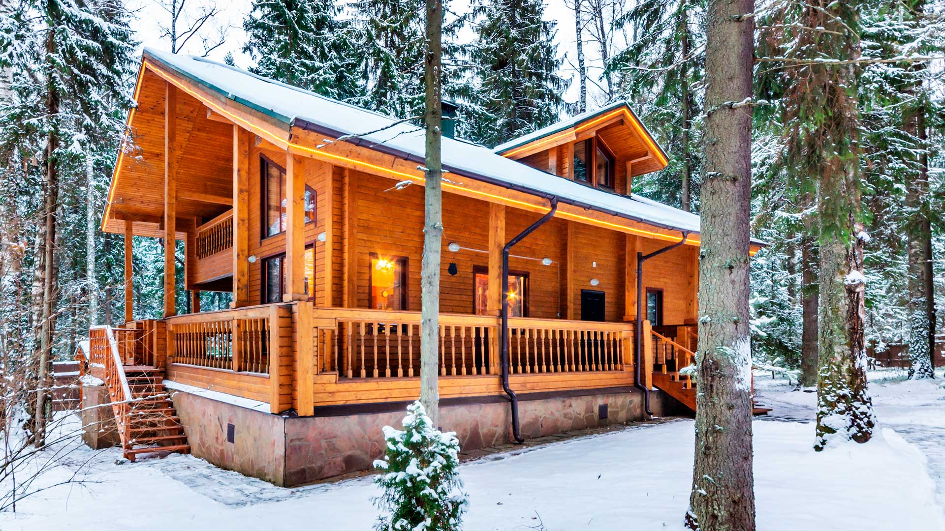 drewniany dom całoroczny w zimowym lesie -  w 2021