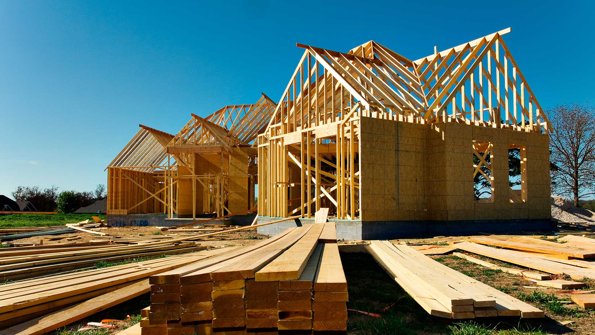 dwie konstrukcje domów kanadyjskich powstające obok siebie -  w 2023