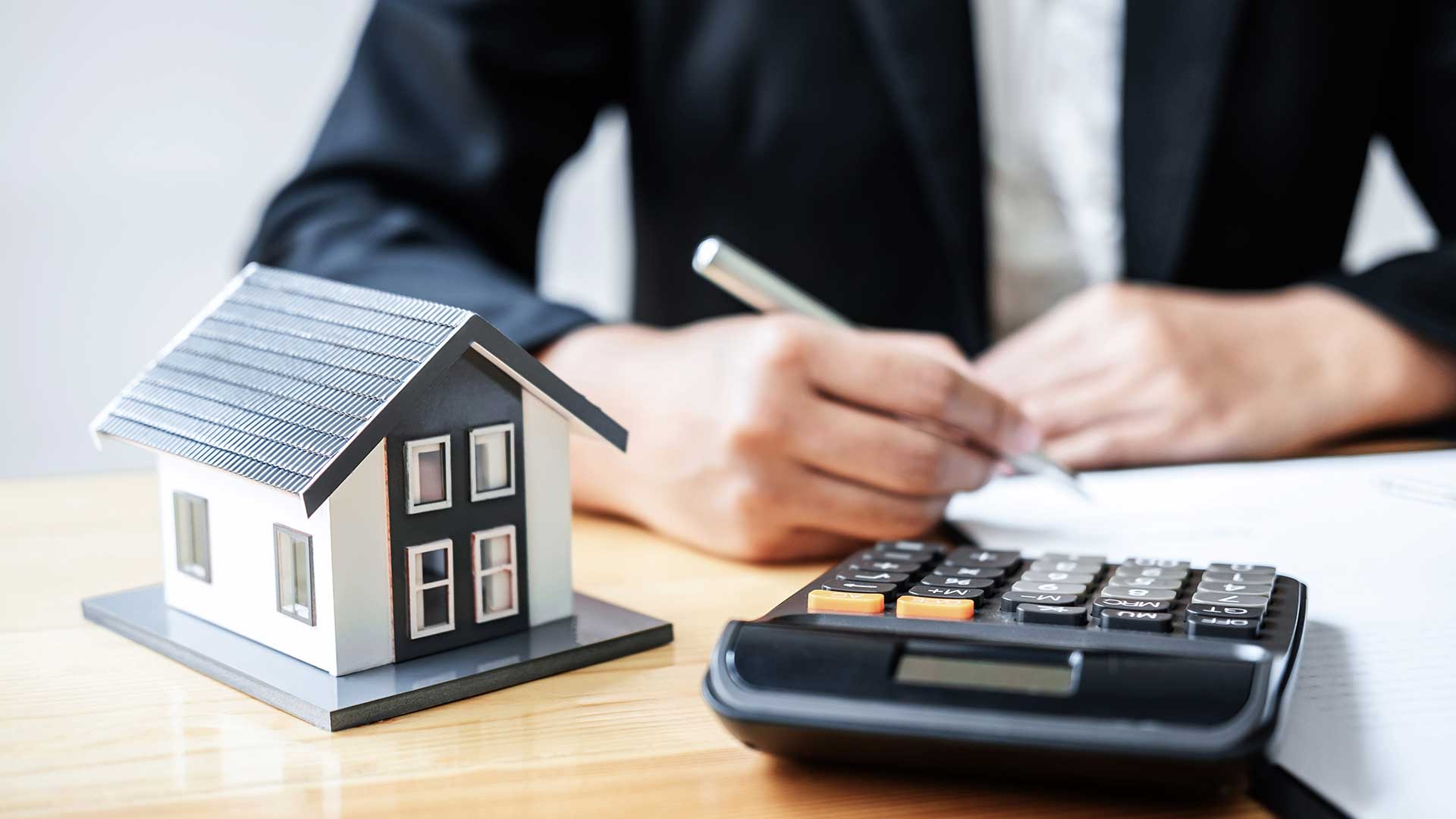 doradca kredytowy kalkuluje koszt kredytu hipotecznego na dom -  w 2021