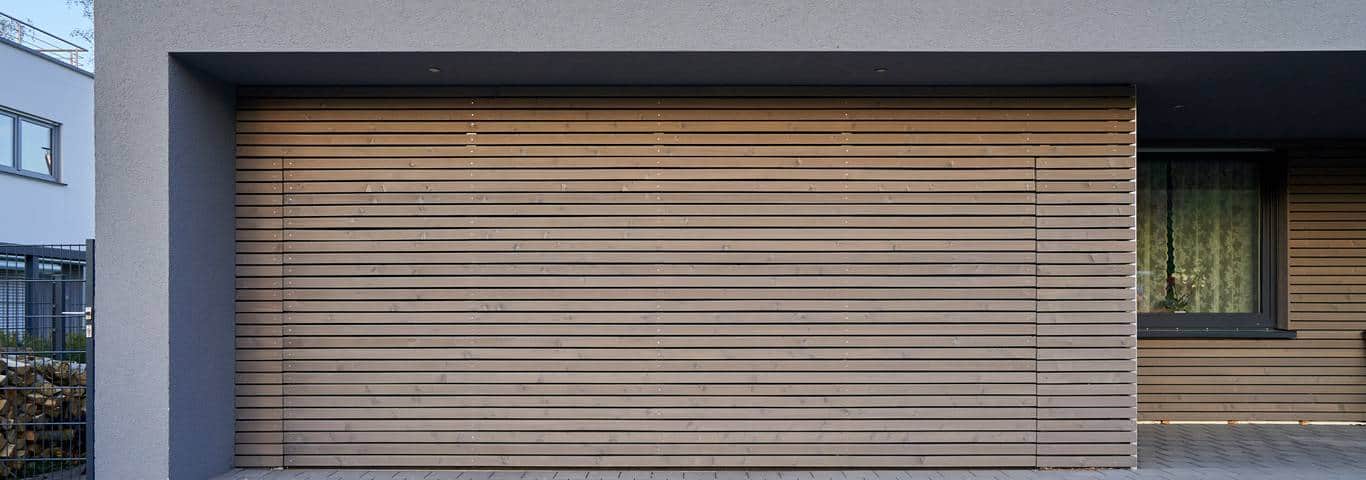 zbliżenie na drewnianą bramę garażową w nowoczesnym domu