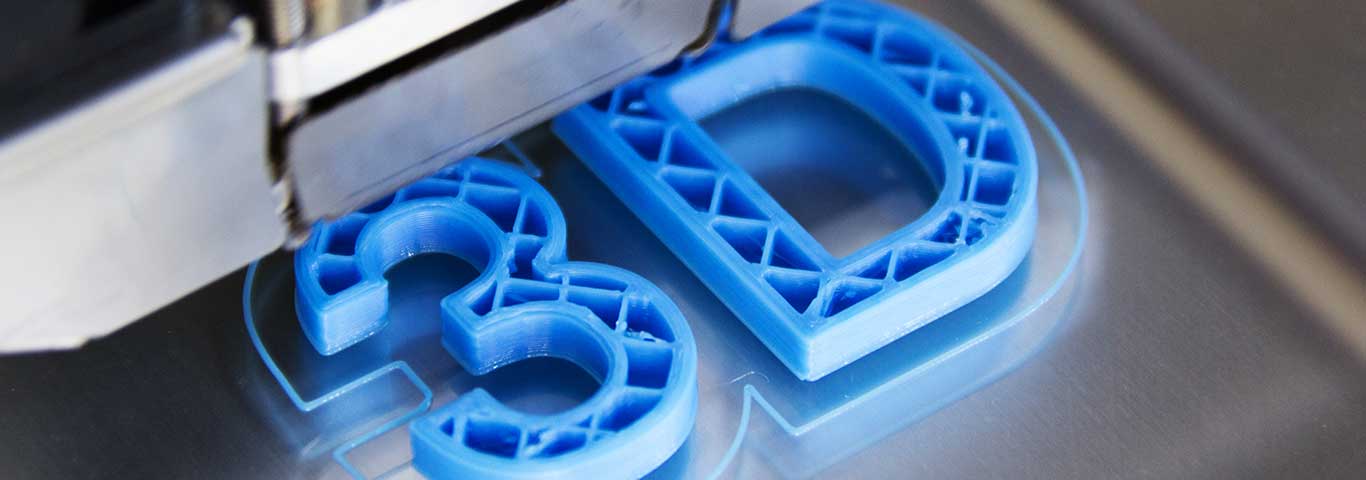 Drukarka 3D tworząca niebieski model z tworzywa