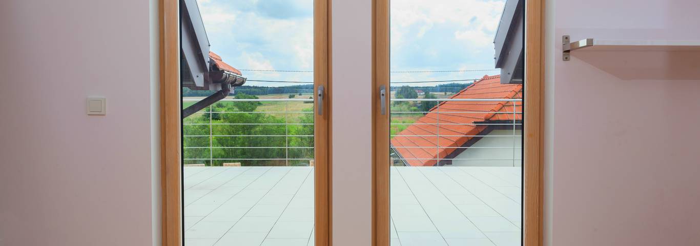 stylowe dwuskrzydłowe drzwi balkonowe z drewna