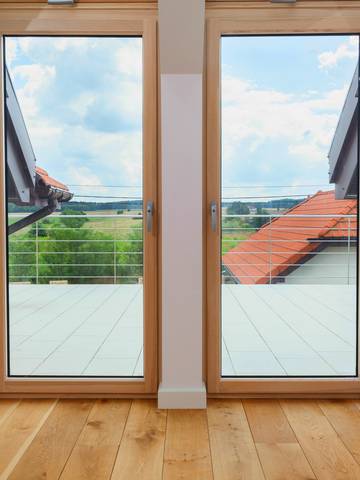 jasne okna balkonowe drewniane w sypialni na poddaszu