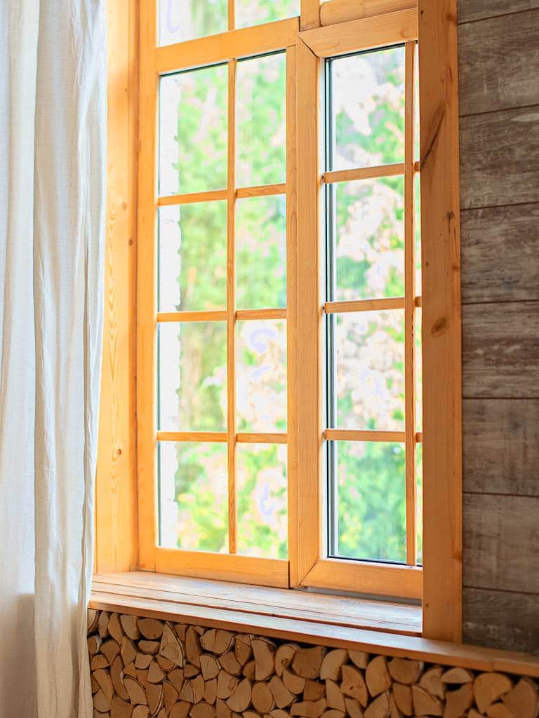 Ile kosztują okna drewniane i co wpływa na cenę?