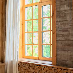 Ile kosztują okna drewniane i co wpływa na cenę?