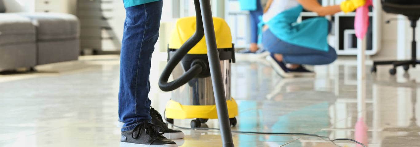 firma sprzątająca odkurza i sprząta mieszkanie