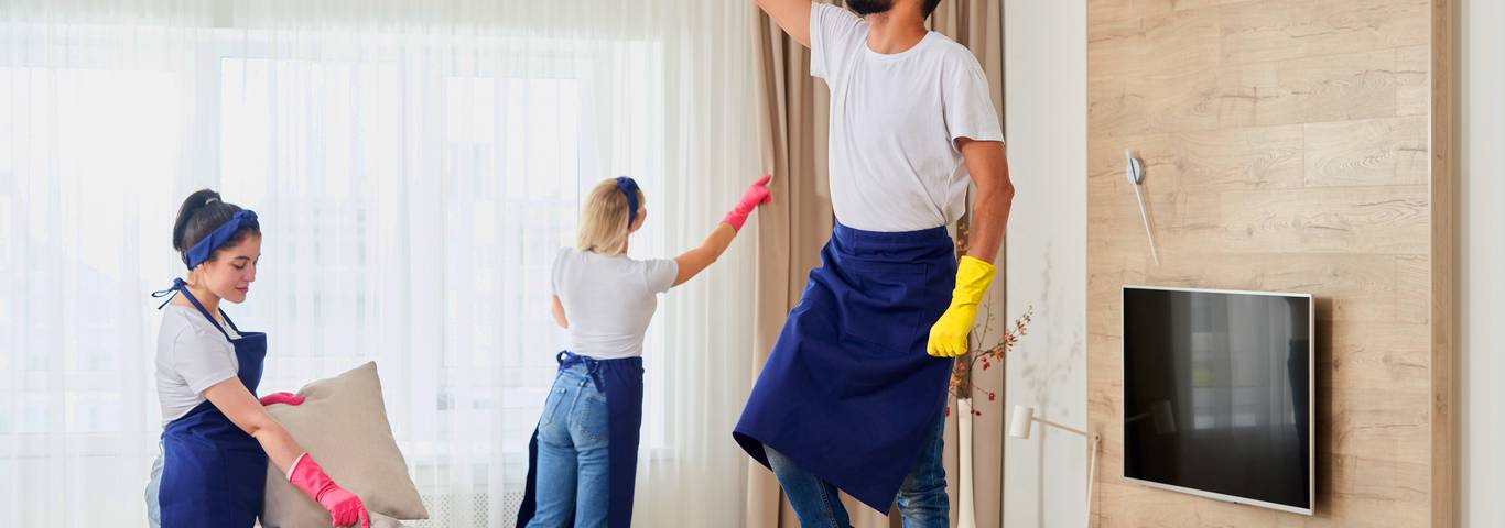 ekipa sprzątająca sprząta w salonie w mieszkaniu