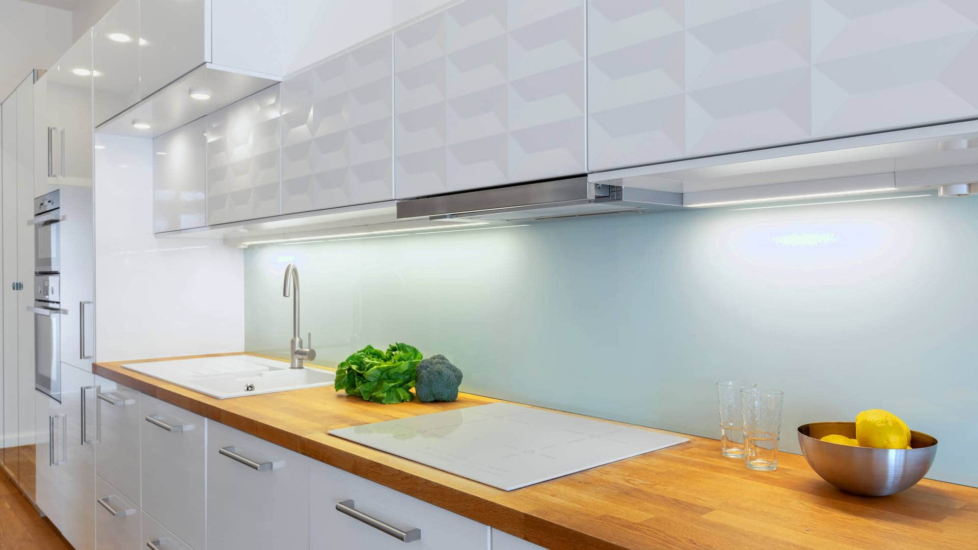 Nowoczesna kuchnia z oświetleniem LED idealna po remoncie