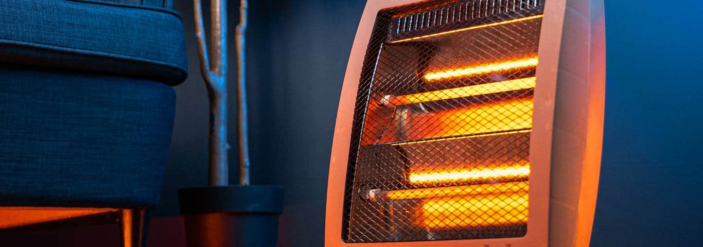 elektryczny promiennik podczerwieni na podłodze w salonie