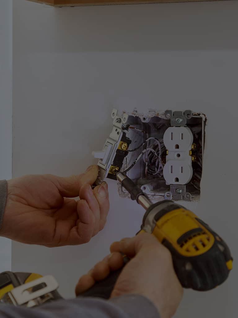 Drobne prace elektryczne – roboczogodzina elektryka i ceny 2025