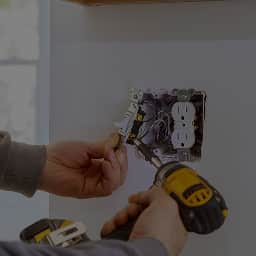 Drobne prace elektryczne – roboczogodzina elektryka i ceny 2025