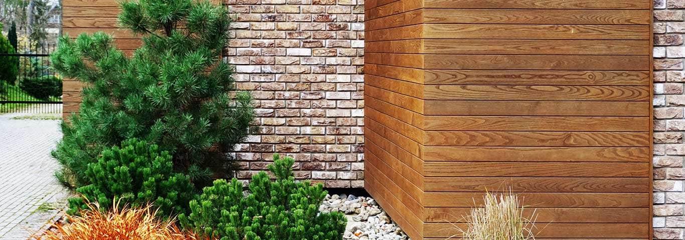 Nowoczesna elewacja domu wykonana z poziomych desek drewnianych i cegieł