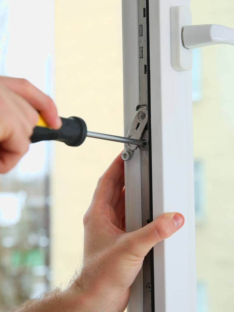 Okucia okienne – poznaj rodzaje i wybierz najlepsze