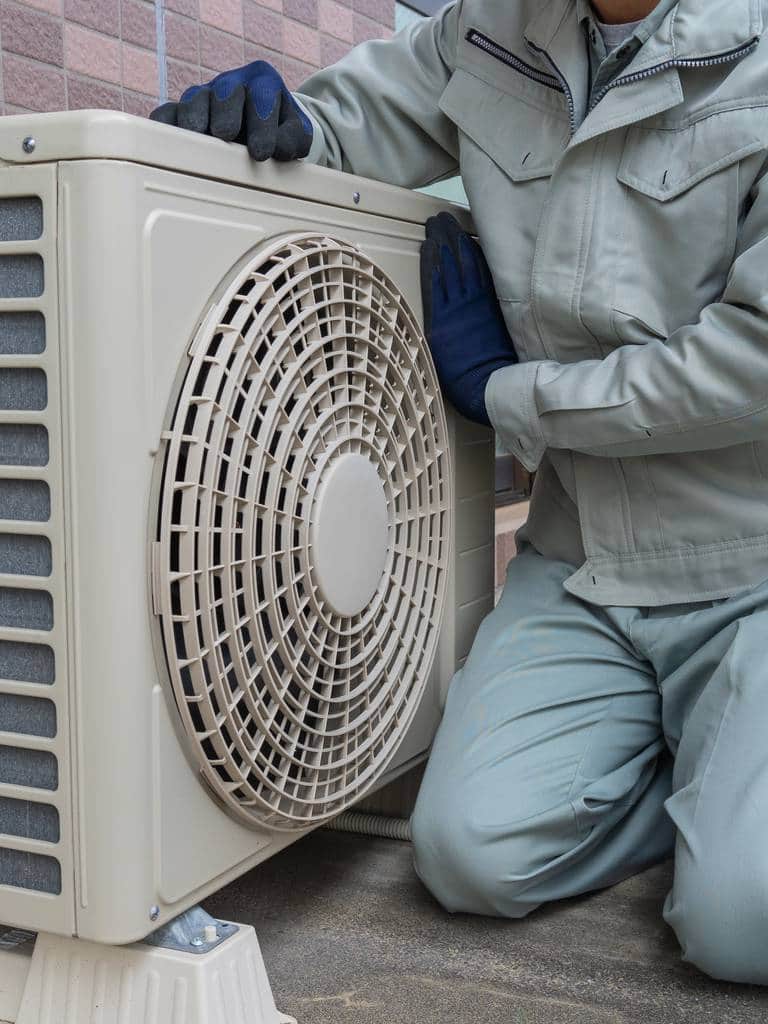 Montaż klimatyzacji na balkonie – czy potrzebna jest zgoda na klimatyzator do mieszkania w bloku?