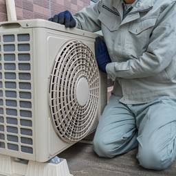 Montaż klimatyzacji na balkonie – czy potrzebna jest zgoda na klimatyzator do mieszkania w bloku?