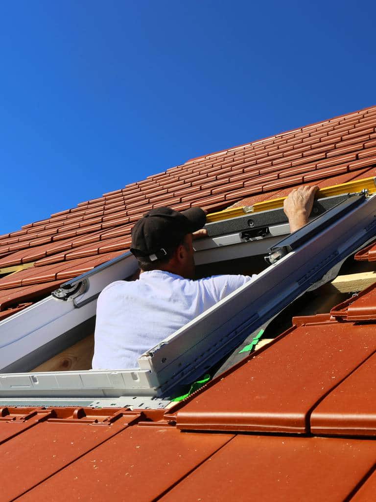 Montaż okna dachowego – instrukcja, cena, częste błędy