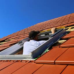 Montaż okna dachowego – instrukcja, cena, częste błędy