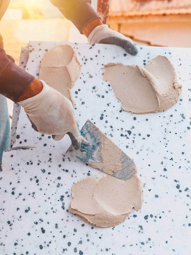 Najczęstsze błędy przy ocieplaniu i tynkowaniu elewacji – jak ich uniknąć w 2025 roku?