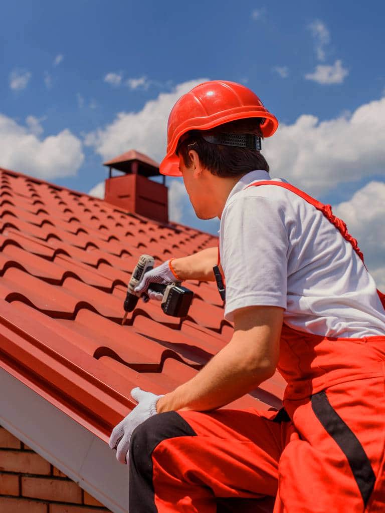 Remont dachu – cennik. Kiedy naprawa, a kiedy wymiana dachu?